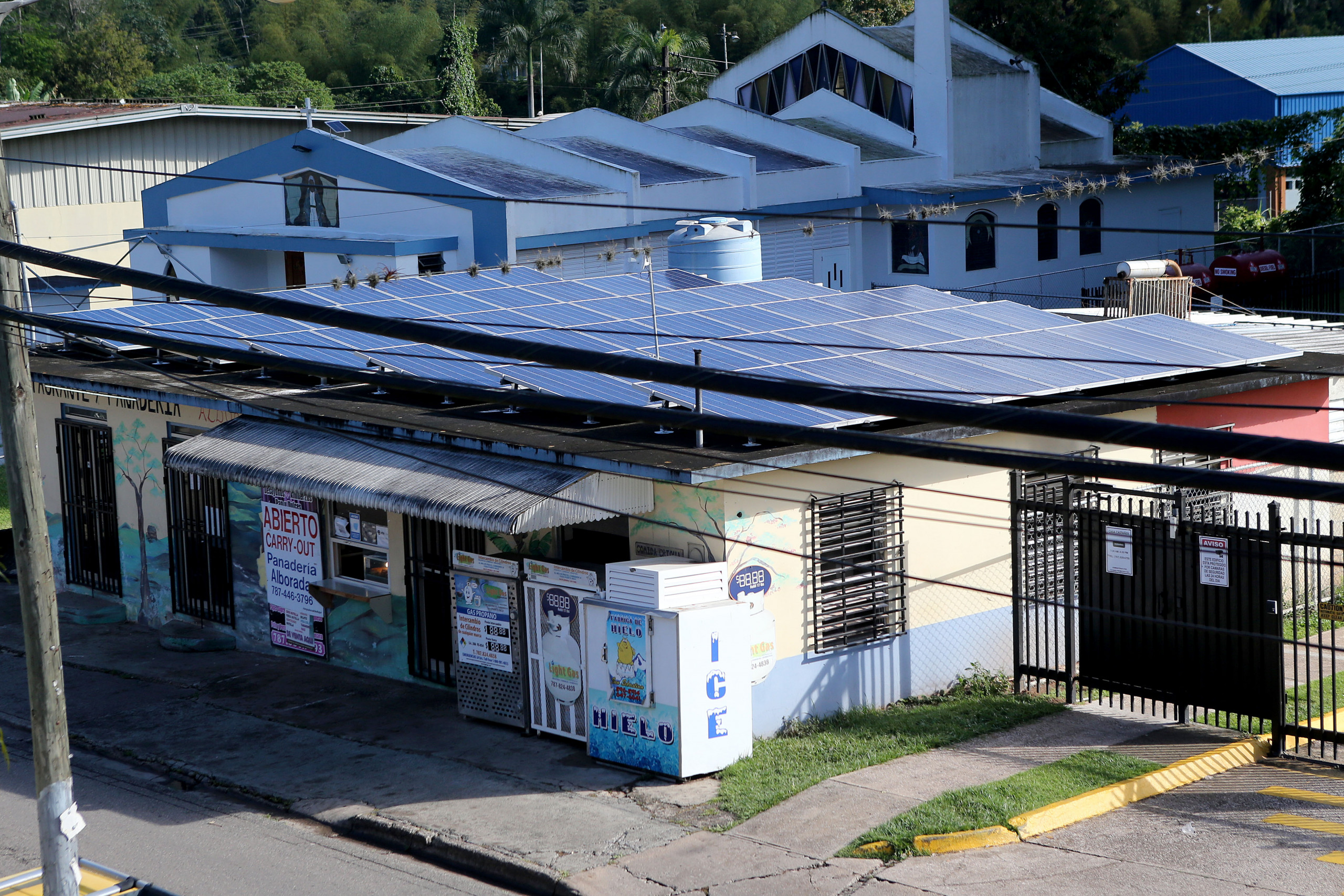 Encaminan microrred de energía solar para el casco urbano de Maricao